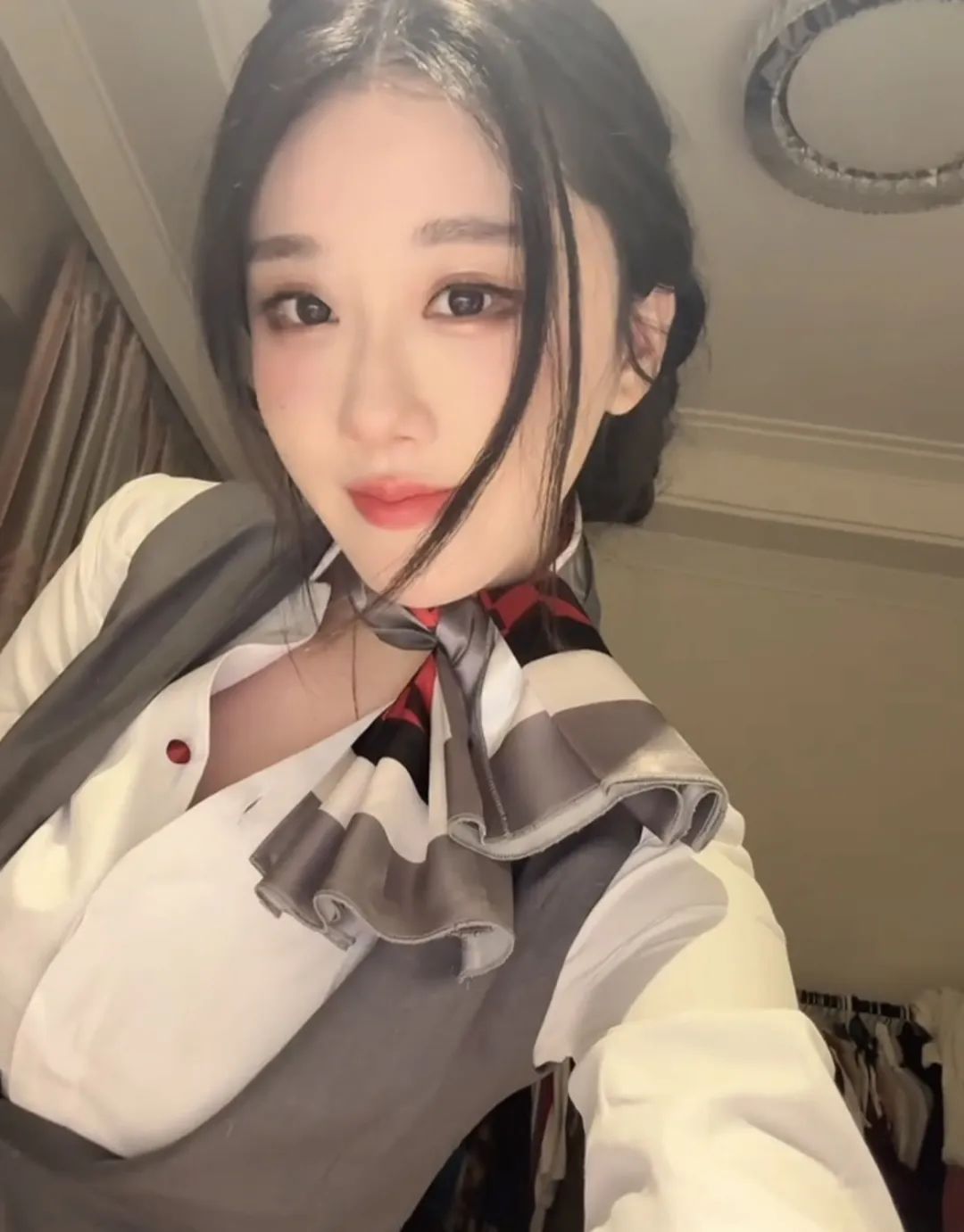 轩子巨2兔晒美照,称自己在酒店做兼职,衣冠不整引发网友热议!