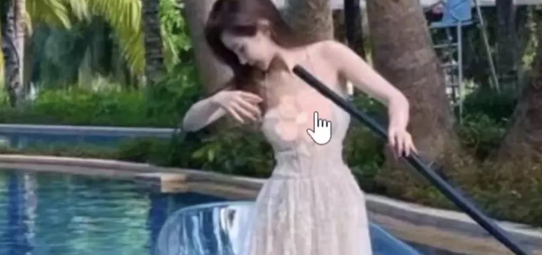 史上最自恋颜值女主播?展示泳装照,放大图片展示身材部位,称自己好嫩!网友辣评:你这下巴尖的跟针似的!