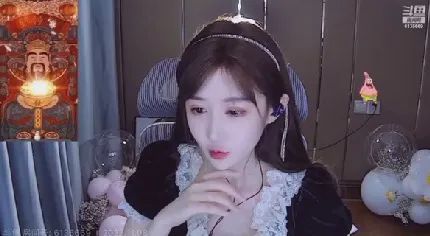 史上最自恋颜值女主播?展示泳装照,放大图片展示身材部位,称自己好嫩!网友辣评:你这下巴尖的跟针似的!
