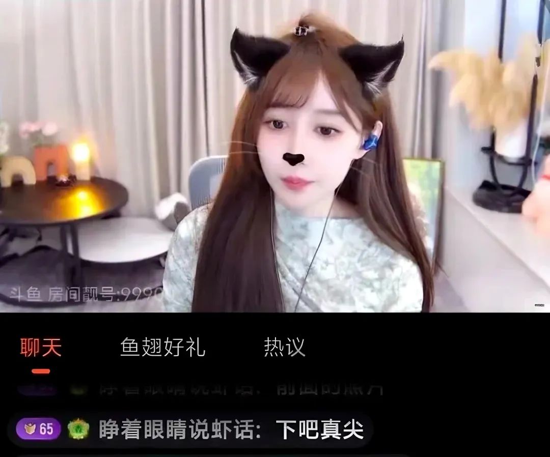 史上最自恋颜值女主播?展示泳装照,放大图片展示身材部位,称自己好嫩!网友辣评:你这下巴尖的跟针似的!