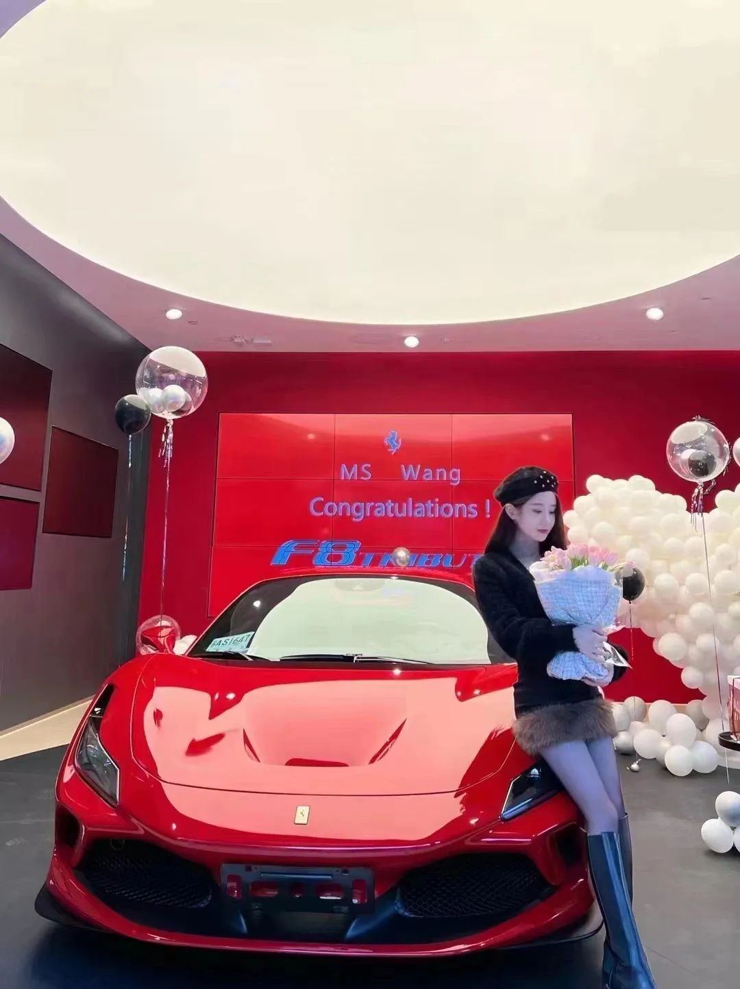 史上最自恋颜值女主播?展示泳装照,放大图片展示身材部位,称自己好嫩!网友辣评:你这下巴尖的跟针似的!