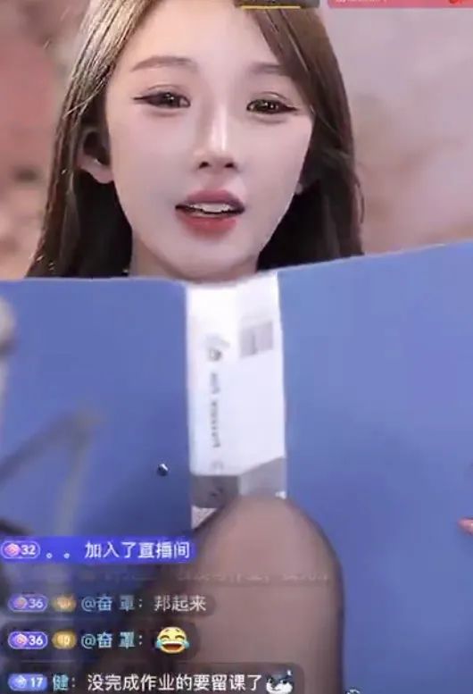 女主播穿豹纹制服自导自演,一番热舞后,称有没有大哥开劳斯莱斯来接自己下班,网友热评:看来是不想努力了?