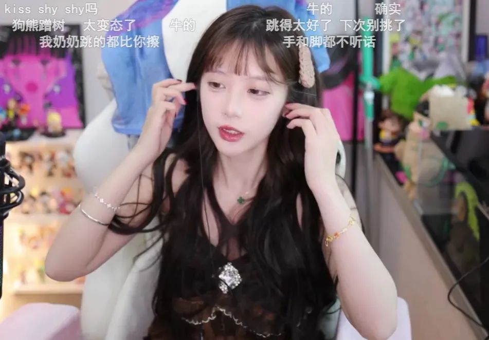 游戏女主播穿着清凉直播间大秀舞姿,网友称其在镜头面前挠痒痒干嘛,超管都直接无视你了,会不会擦?