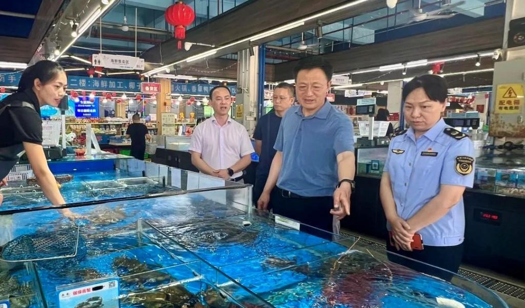 海南省委常委、三亚市委书记王祺扬以“四不两直”方式深入三亚市部分重点场所、重点部位，检查督导“五一	”假期旅游市场和安全生产工作	。 三亚发布 图